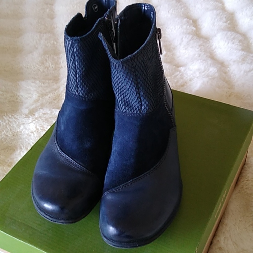 Earth Orion Leather & Suede Navy Ankle Boots - NIB
